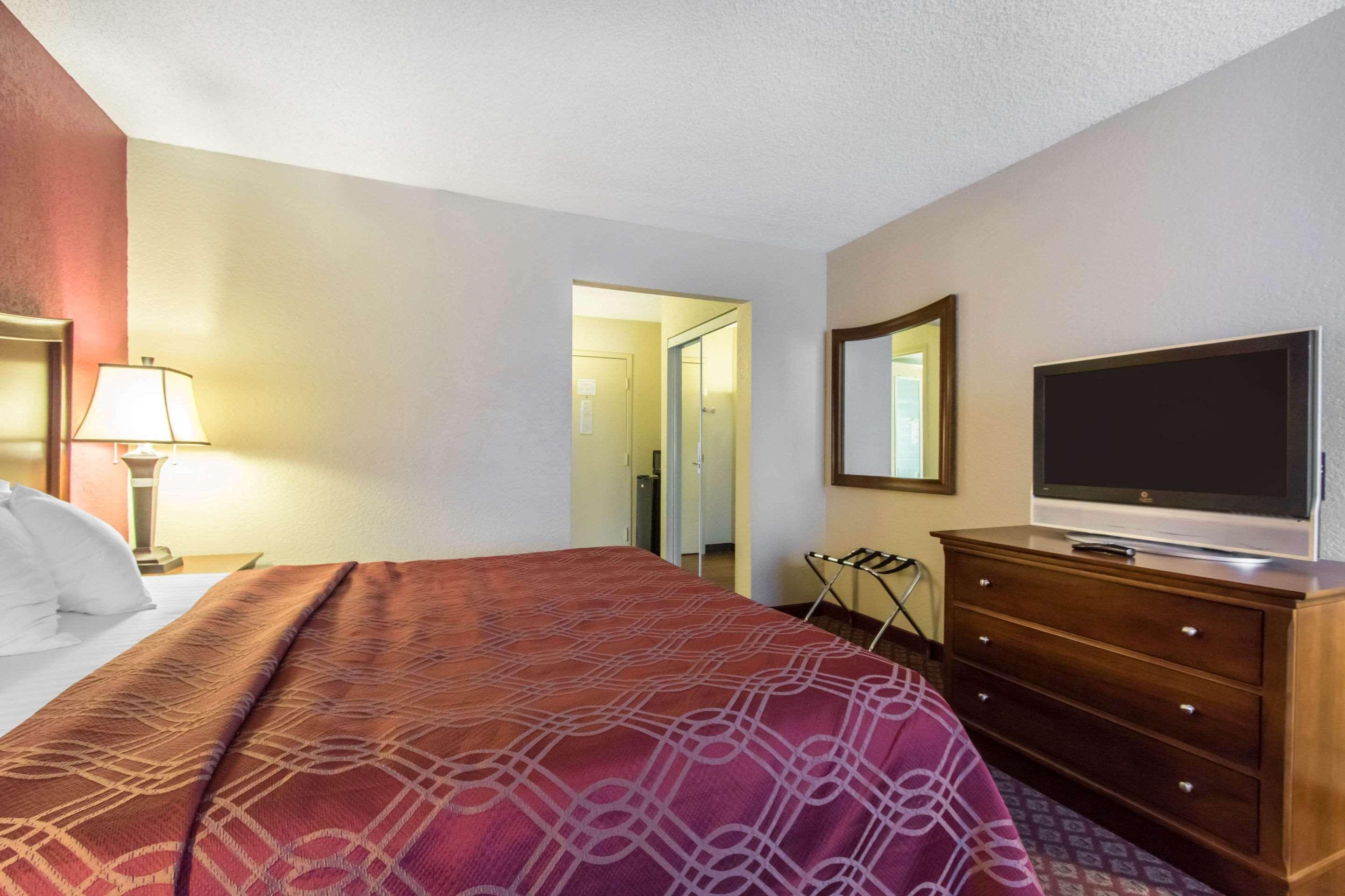 Econo Lodge Inn & Suites Джоплин Экстерьер фото