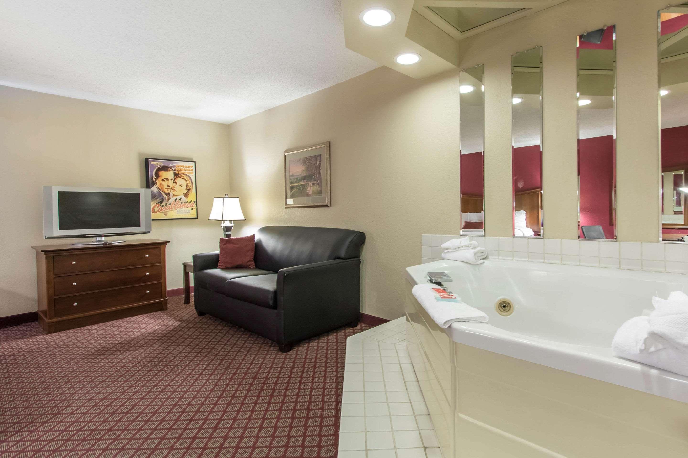 Econo Lodge Inn & Suites Джоплин Экстерьер фото
